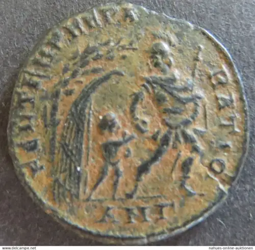 Römische Münze Constans 333-350 Maiorina RS: Gefangener wird aus Hütte geschlept