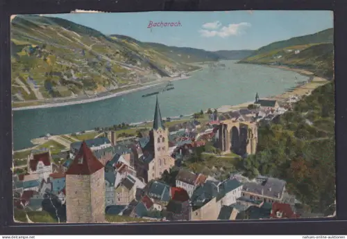 Ansichtskarte Künstlerkarte Bacharach Rhein Fluss Ortsansicht Berge Kirche