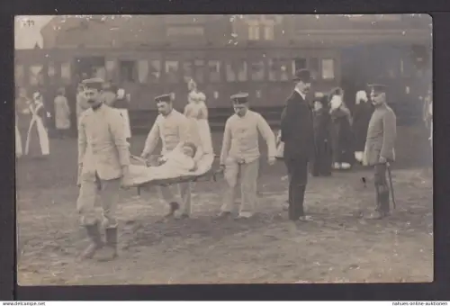 Ansichtskarte Krieg Sanitäter mit Verwundetem Bahnhof Zug I. Weltkrieg