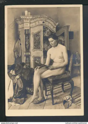 Kunst Erotik Ansichtskarte Künstler Nackte Leserin vor Schrank