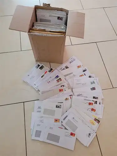 BRD: Moderne lokale Postdienstleister, Karton mit ca. 8 kg, nur mit Briefmarken
