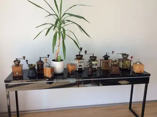 Sammlung von 12 Antiken Kaffeemühlen aus der ganzen Welt.
