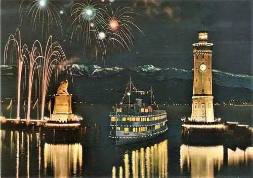 Ansichtskarte Deutschland - Bayern - Lindau im Bodensee - Hafeneinfahrt bei Nacht mit Feuerwerk / Bayerischer Löwe, Passagierschiff \\\"Allgäu\\\", Leuchtturm (1405)