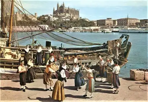 Ansichtskarte Spanien - Mallorca - Palma - Mallorquinische Trachtengruppe beim Tanz vor altem Segelschiff im Hafen (1418)