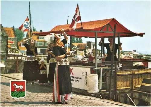 Ansichtskarte Niederlande - Volendam - Holländerinnen in Volendamer Trachten im Hafen beim Heringessen (1430)