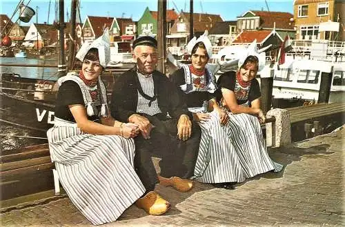 Ansichtskarte Niederlande - Volendam - Holländer/innen in Volendamer Trachten im Hafen (1431)