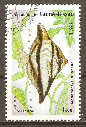 Briefmarke Guinea-Bissau Mi.Nr. 731 o Fische 1983 / Seba-Silberflossenblatt (Monodactylus sebae) #202476