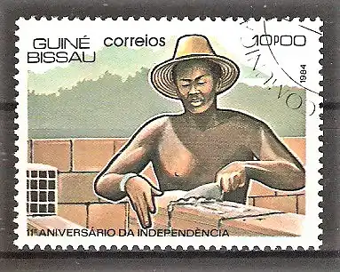 Briefmarke Guinea-Bissau Mi.Nr. 799 o 11 Jahre Unabhängigkeit 1984 / Maurer