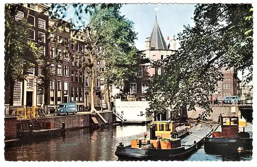 Ansichtskarte Niederlande - Amsterdam / Alt-Amsterdam Geldersekade mit Schreierstoren, Binnenschiffen, VW-Bus
