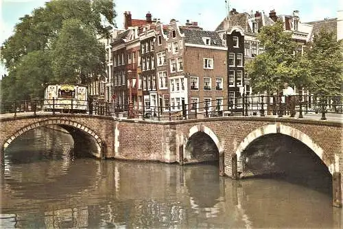 Ansichtskarte Niederlande - Amsterdam / Keizersgracht - Regulierungsgracht bei den sieben Brücken mit historischer Drehorgel (1731)