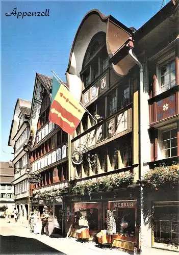 Ansichtskarte Schweiz - Appenzell / Hauptgasse mit Löwen-Drogerie und Merkur-Geschäft mit Ansichtskartenständer vorm Geschäft (2606)