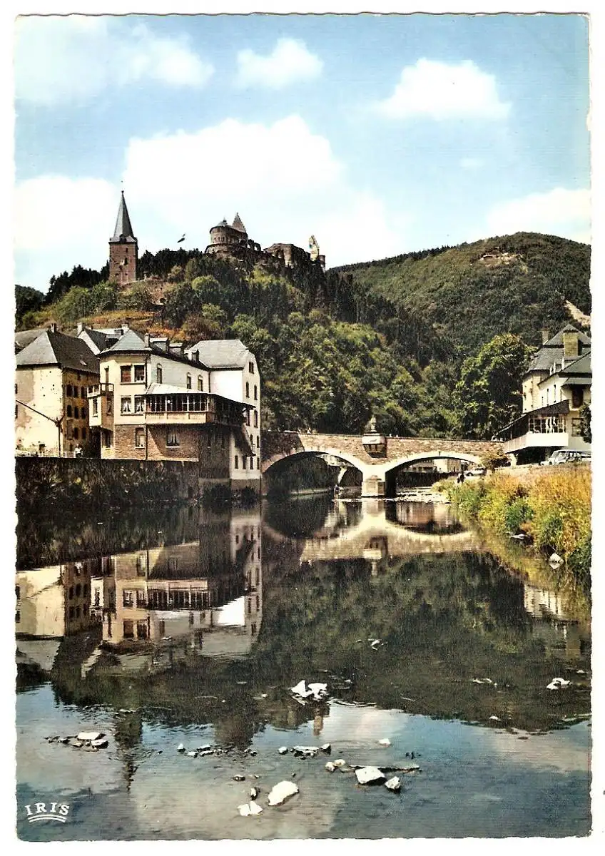 Ansichtskarte Luxemburg - Vianden / Le Pont de l'Our et le Château (Brücke über die Our mit Schloss Vianden) (1995)