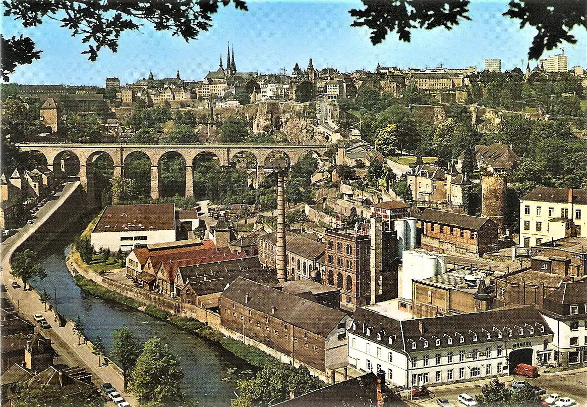 Ansichtskarte Luxemburg - Ville basse de Clausen et Ville haute (Stadtteil Clausen mit alten Fabrikgebäuden) (1993)