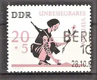 Briefmarke DDR Mi.Nr. 1220 o Unbesiegbares Vietnam 1966 / Bewaffnetes Mädchen pflanzt eine Blume