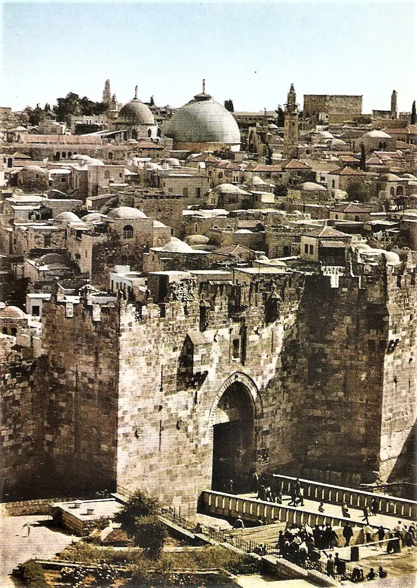 Ansichtskarte Israel - Jerusalem / Damaskustor mit Kuppeln der Auferstehungsbasilika mit Golgatha und Heiligem Grab (1935)