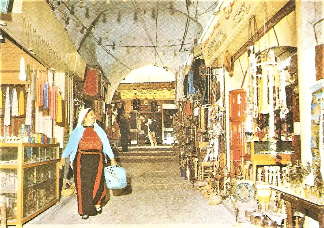 Ansichtskarte Israel - Jerusalem / Straßenszene in der Altstadt mit Geschäften im Bazar (1942)