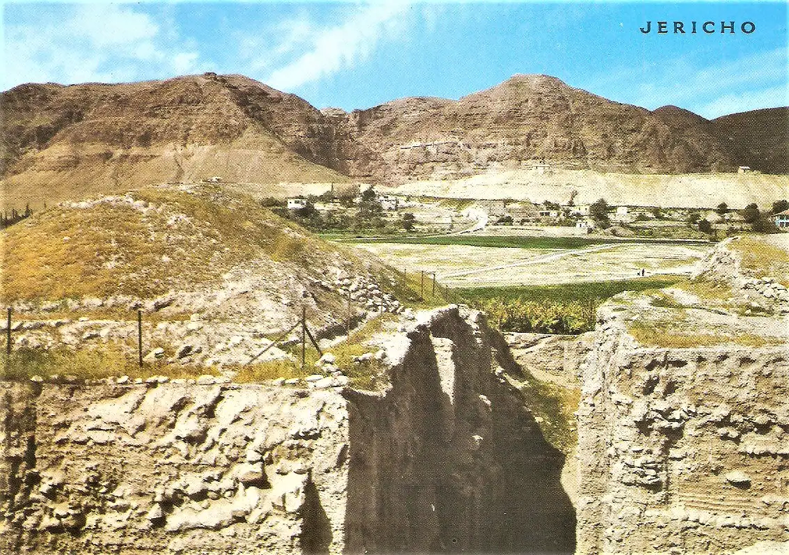 Ansichtskarte Israel - Jericho - Mount of Temptation / Blick auf den Berg der Versuchung mit den Mauern von Jericho im Vordergrund (1952)