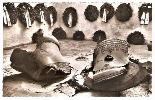 Ansichtskarte Deutschland - Lübeck - St. Marien / Gedenkstätte mit den zerstörten Glocken im Südturm (1670)