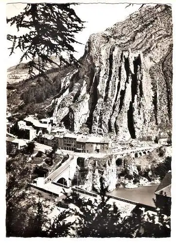 Ansichtskarte Frankreich - Sisteron / Citadelle: Le Faubourg de la Baume et son rocher vus de la Terrasse supérieure Sud (2061)