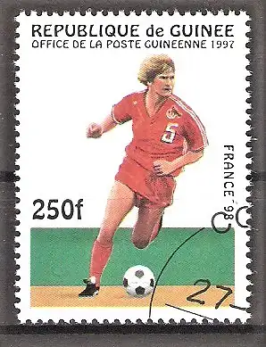 Briefmarke Guinea Mi.Nr. 1618 o Fussball-Weltmeisterschaft Frankreich 1998 / Spielszene