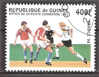 Briefmarke Guinea Mi.Nr. 1620 o Fussball-Weltmeisterschaft Frankreich 1998 / Spielszene