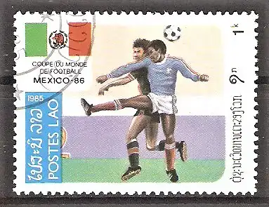 Briefmarke Laos Mi.Nr. 814 o Fussball-Weltmeisterschaft Mexiko 1986 / Spielszene