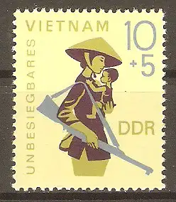 Briefmarke DDR Mi.Nr. 1371 ** Unbesiegbares Vietnam 1968 / Bewaffnete Mutter mit Kind #