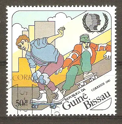 Briefmarke Guinea-Bissau Mi.Nr. 894 o Internationales Jahr der Jugend 1985 / Skateboardfahren #