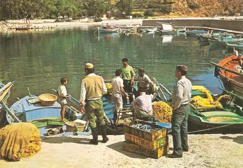 Ansichtskarte Griechenland - Fischer mit Fang und Booten im Hafen (2895)