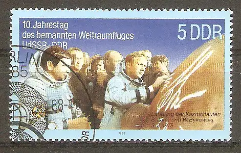 Briefmarke DDR Mi.Nr. 3170 o 10. Jahrestag des gemeinsamen Weltraumfluges UdSSR-DDR 1988 / Kosmonauten Sigmund Jähn und Waleri Bykowski beim Signieren der Landekapsel des Raumschiffs Sojus 29 #