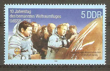 Briefmarke DDR Mi.Nr. 3170 ** 10. Jahrestag des gemeinsamen Weltraumfluges UdSSR-DDR 1988 / Kosmonauten Sigmund Jähn und Waleri Bykowski beim Signieren der Landekapsel des Raumschiffs Sojus 29 #