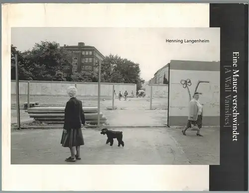 Langenheim, Henning: Eine Mauer verschwindet [A Wall Vanishes]. Herausgegeben von akg-images
 Berlin, ex pose Verlag, (2009). 