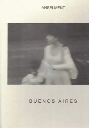 Buenos Aires. Flüchtig. Hier/Jetzt. // Fugaz. Aqui/Ahor. Zweiundachtzig Fotograien aus Buenos Aires von Monika Anselment und eine Erzählung von Rcardo Piglia
 Berlin - Ettlingen, andenbuch, 1998. 