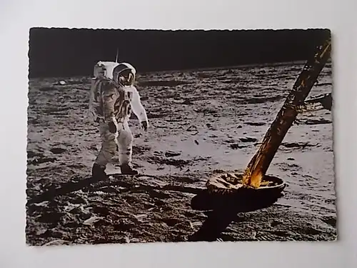 Astronaut  Edwin Aldrin auf dem Mond neben der Landefähre