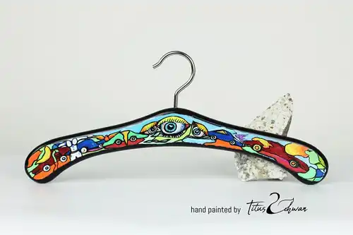 Bemalter Kleiderbügel von Titus Schwan. Unikat-Garderobenbügel für Herren 44 cm breit.