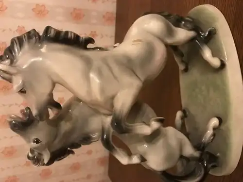 KERAMOS Austria \\\"großes Paar aufsteigender Pferde\\\", Modell 2538, Porzellan handbemalt, ca 1950. Erstklassiger fehlerfreier Zustand.