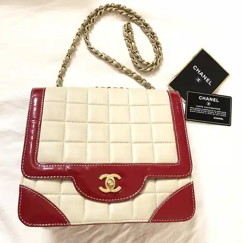 CHANEL CC Kettenumhängetasche Choco Bar Leather Patent
