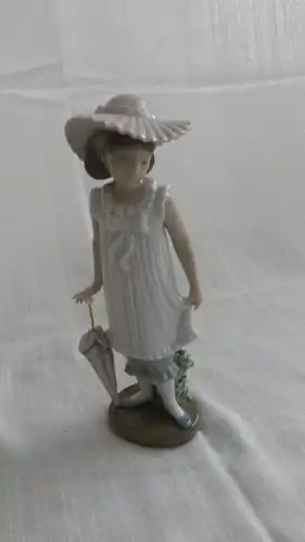 NAO von Lladro Porzellanfigur Mädchen mit Schirm 
\"April showers\" (Aprilschauer)