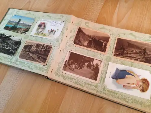 altes Ansichtkartenalbum mit vielen Karten