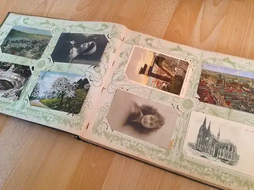 altes Ansichtkartenalbum mit vielen Karten