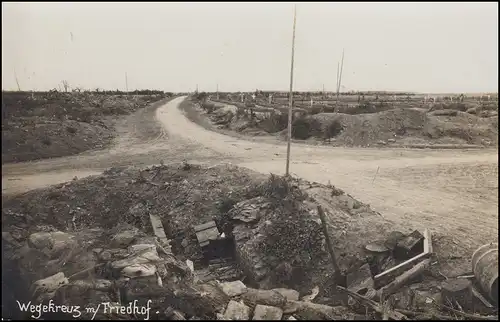 Foto-Ansichtskarte I. Weltkrieg: Wegkreuz mit Friedhof, ungebraucht