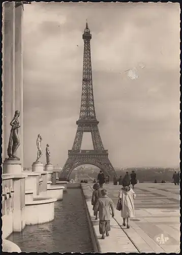 Tampon d'expéditeur PARIS VII LA TOUR EIFFEL 1951 sur la tour Eiffel AK appropriée