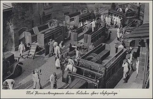 Miltaria-AK Mot. Pionierkompanie beim Beladen ihrer Fahrzeuge, beschriftet 1938