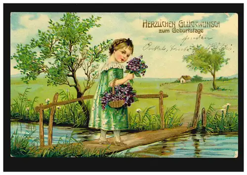 Prägekarte Mädchen mit Blumenkorb auf Holzsteg in Goldfassung, gelaufen 1910