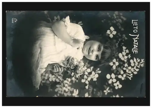 Suisse Photo-AK Noël Lieto Natale Fille avec des fleurs, 23.12.1922