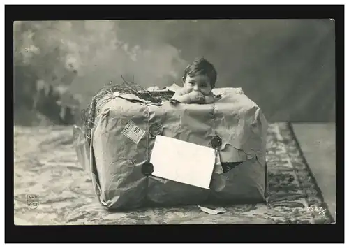 Carte de vue photo enfants: garçon regarde d'un paquet, BRIEG / BRESLAU 19.1.08