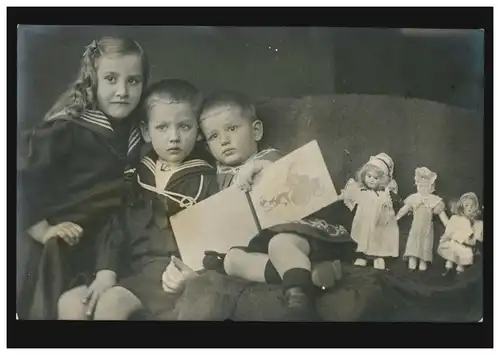 Carte de présentation photo Trois frères et sœurs avec trois poupées, FRANKFURT/MAIN 30.12.1907