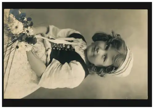 Foto-Ansichtskarte Geburtstag Mädchen in Tracht mit Blumen, BURSCHEID 27.4.1910