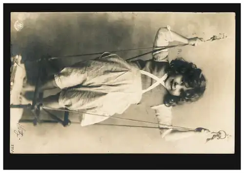 Foto-AK Kinder: Mädchen auf der Schaukel stehend, TREYCOVAGNES 11.10.1903