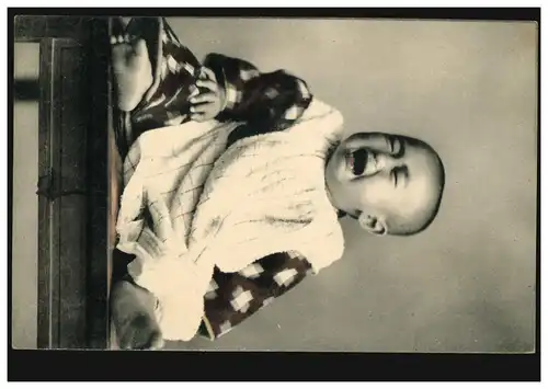 Carte photo enfants: Le petit crie à manger, inutile